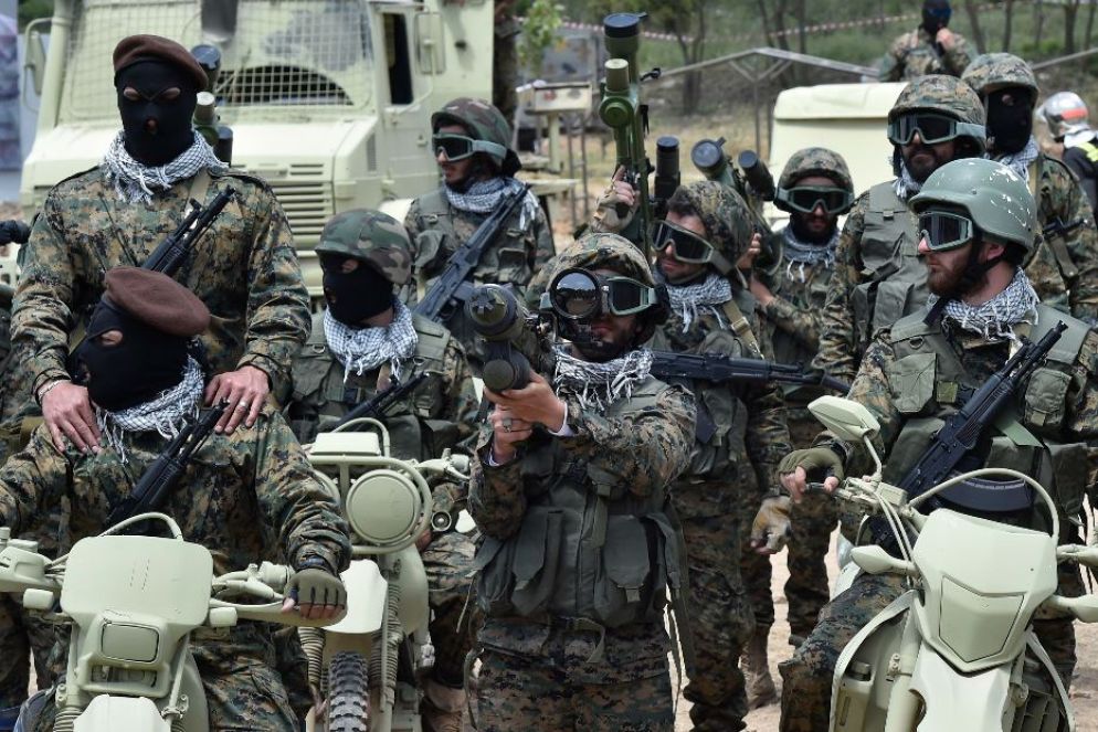 Guerriglieri di Hezbollah mostrano i muscoli, esibendo gli armamenti con i quali sono equipaggiati - Ansa
