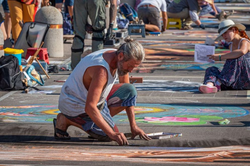 Un madonnaro all’opera sul sagrato del Santuario della Beata Vergine delle Grazie di Curtatone (Mantova). All’edizione 2024 dell'Incontro nazionale partecipano 135 artisti di strada, 40 dei quali provenienti dall’estero. Il tema: la Divina Commedia - foto Comune di Curtatone