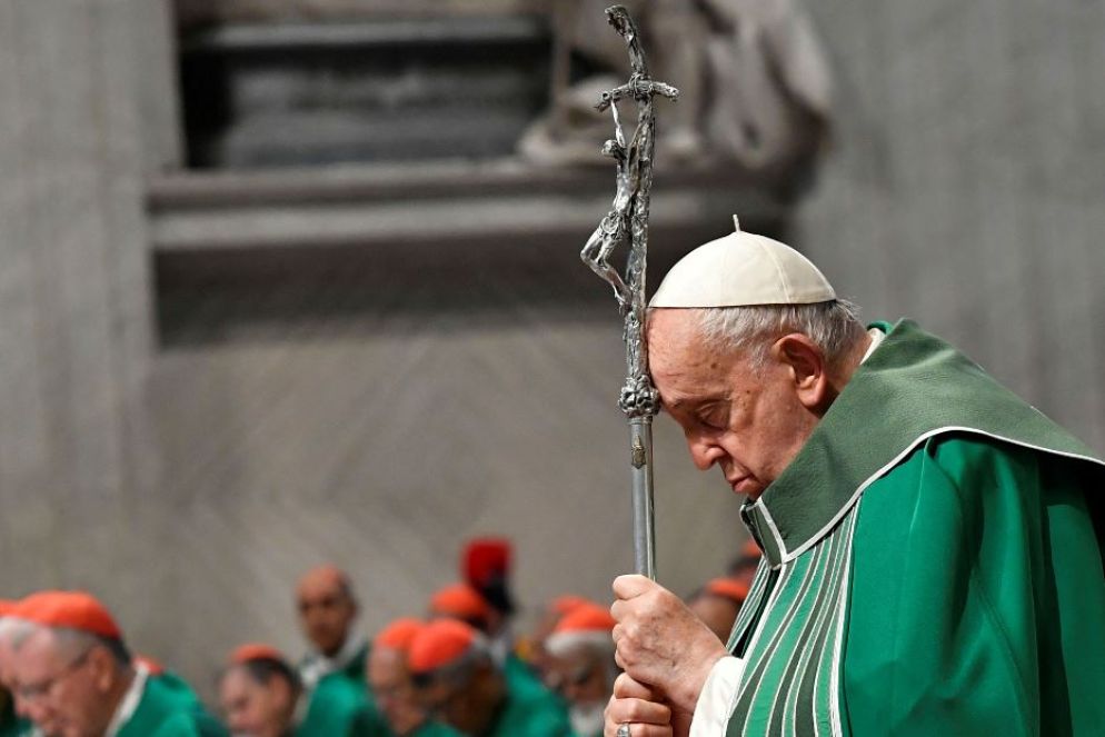 Il Papa durante la Messa di chiusura del Sinodo - Reuters