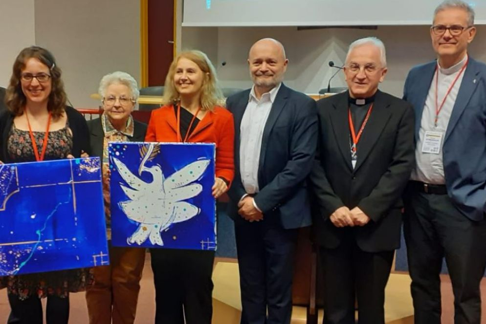 La premiazione: da sinistra, Sarah-Christine Bourihane, Roseline Hamel, Romina Gobbo, Jean-Marie Montel, presidente della Federation des Medias Catholiques, monsignor Celestino Migliore e don Stefano Stimamiglio, direttore di "Famiglia Cristiana" - Foto Bernard Hourler