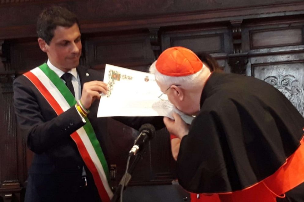 Il cardinale Gualtiero Bassetti riceve la cittadinanza onoraria di Perugia dal sindaco Andrea Romizi - Ansa