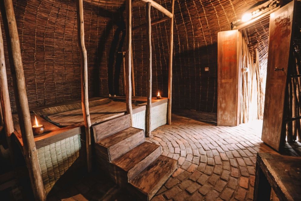 L'interno di una delle capanne, realizzate secondo tradizione seguendo il progetto nel Museo Etnografico di Butare - Sextantio