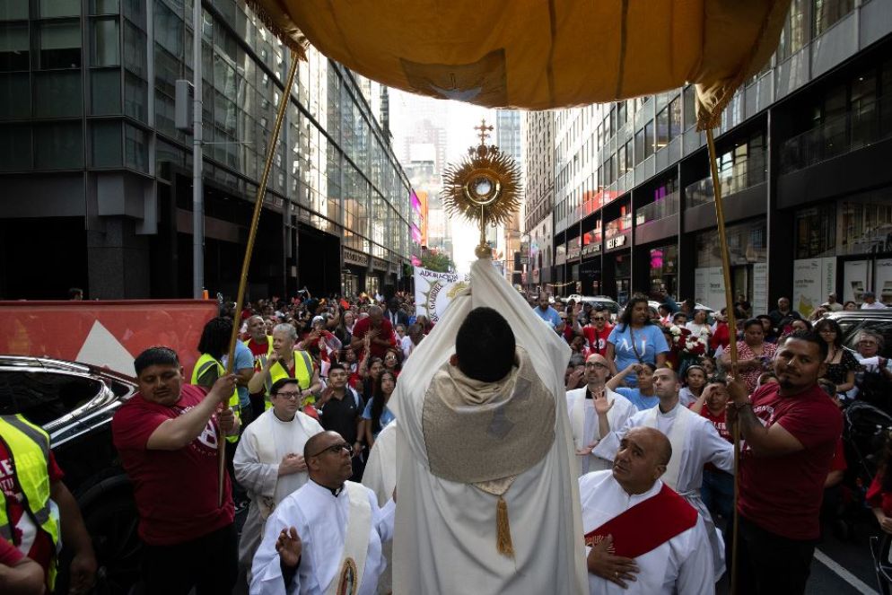 La benedizione eucaristica a Times Square alla viglia di Pentecoste 2023 - Jeffrey Bruno