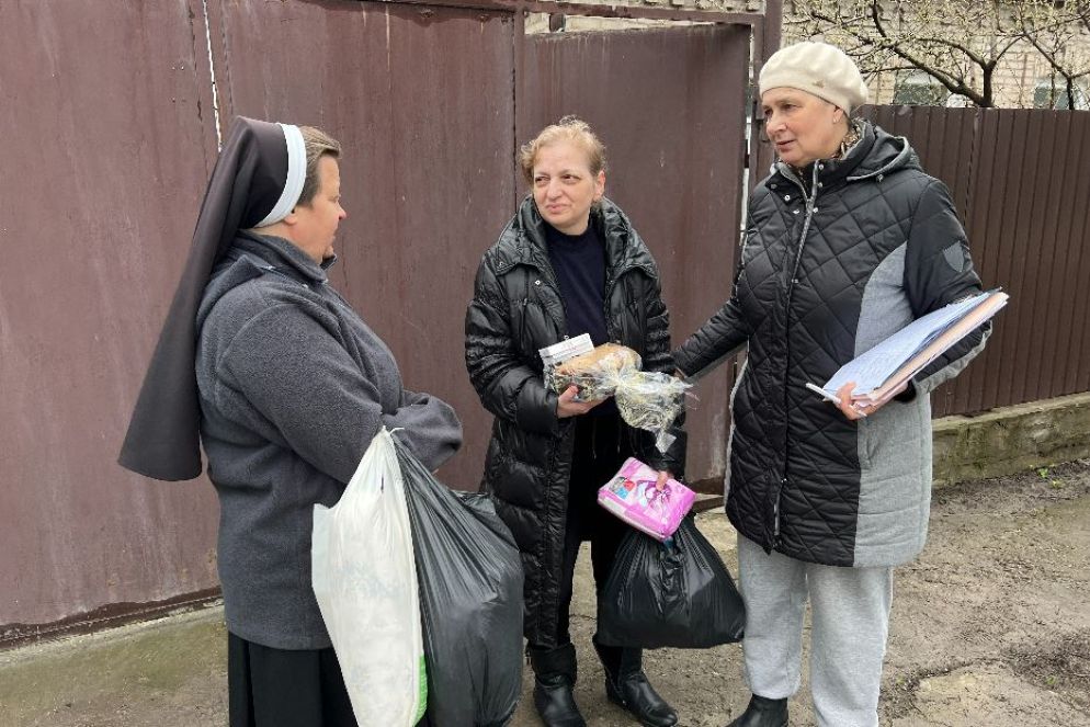 Donara Dallakian, 60 anni, riceve gli aiuti umanitari da suor Lucia, religiosa greco-cattolica di San Basilio e dalla vicina Natalia - Gambassi
