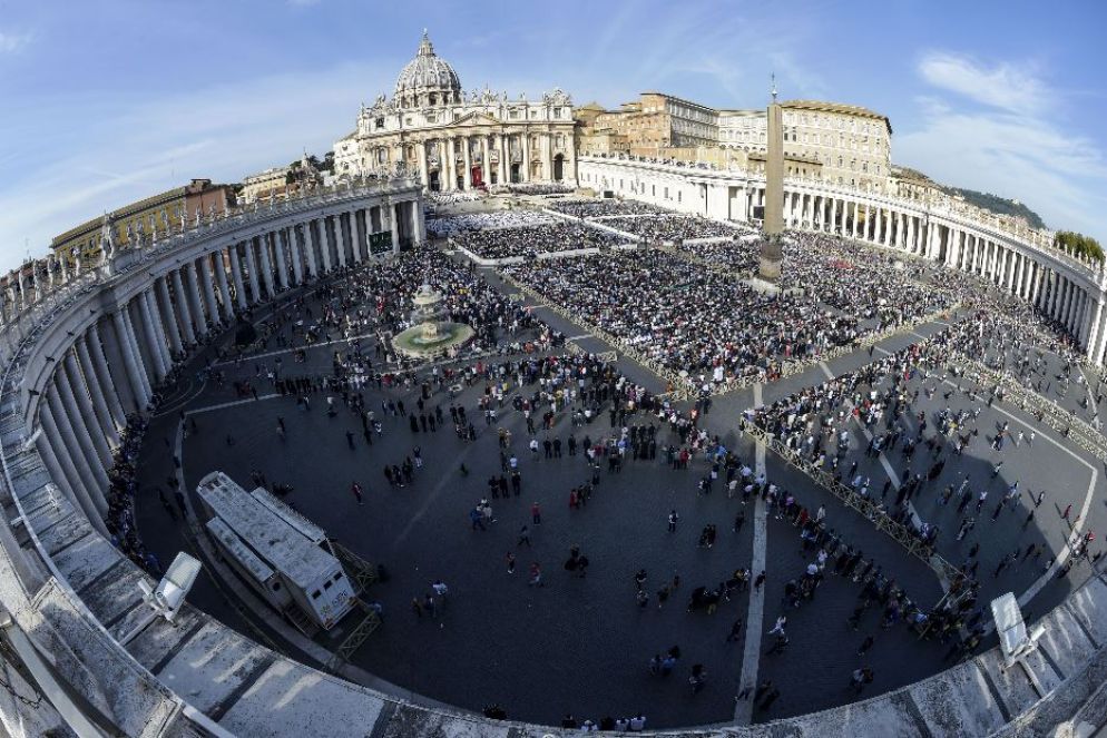 Fedeli in piazza San Pietro per una canonizzazione - Agenzia Romano Siciliani