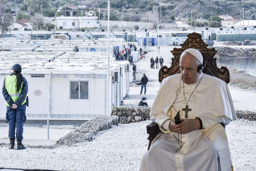 Papa Francesco nell'isola di Lesbo incontra i migranti - Vatican Media / Ansa