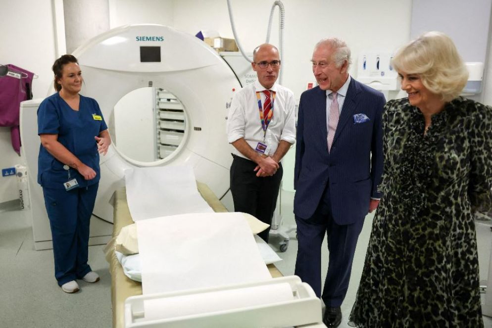 Carlo e Camilla durante la visita al Macmillan Cancer Centre di Londra - ANSA