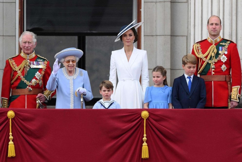 La regina Elisabetta II in occasione del giubileo di platino del suo regno, il 2 giugno di quest'anno, con il figlio primogenito Carlo. Alla sua sinistra il principe Luigi di Cambridge, Caterina duchessa di Cambridge, Charlotte principessa di Cambridge, George principe di Cambridge, il principe William duca di Cambridge - Ansa