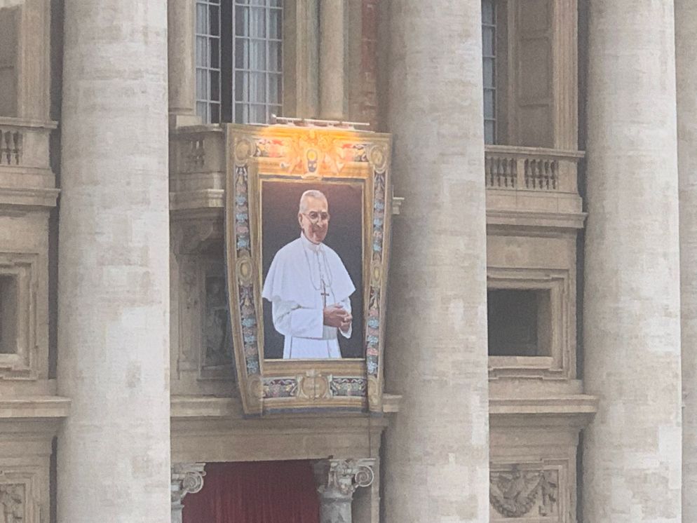 L'arazzo con l'immagine di Giovanni Paolo I - Foto Aigav
