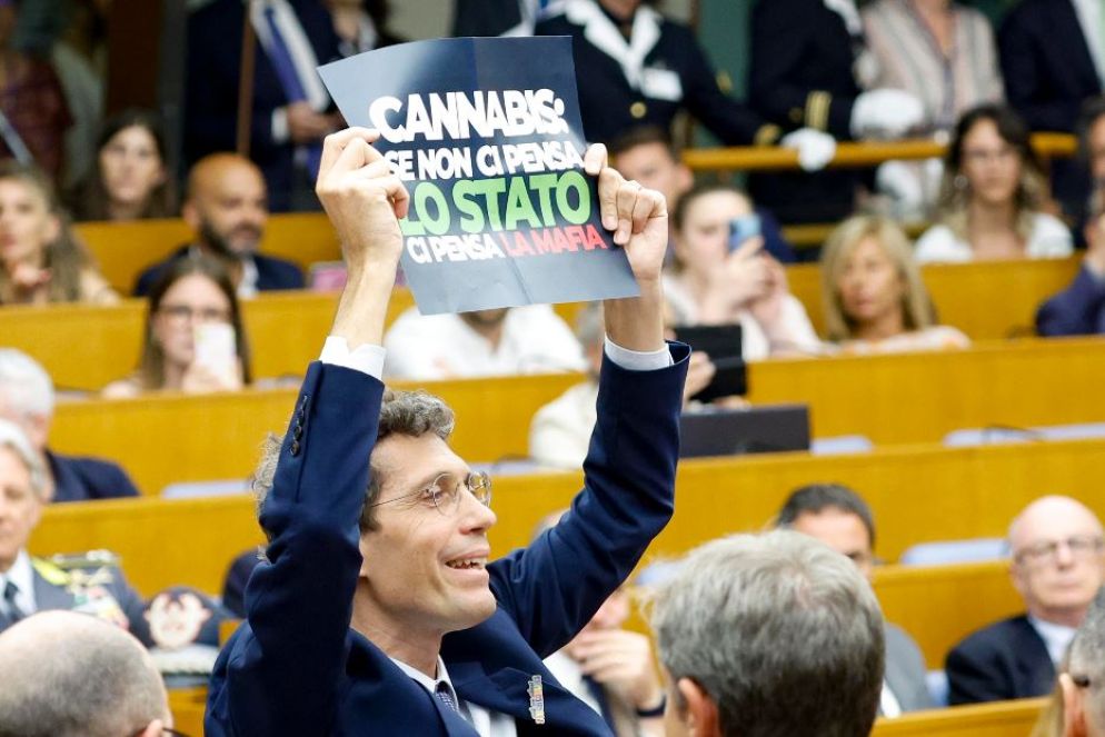 Un momento della contestazione alla premier: Riccardo Magi solleva il cartello per la legalizzazione della cannabis - Fotogramma