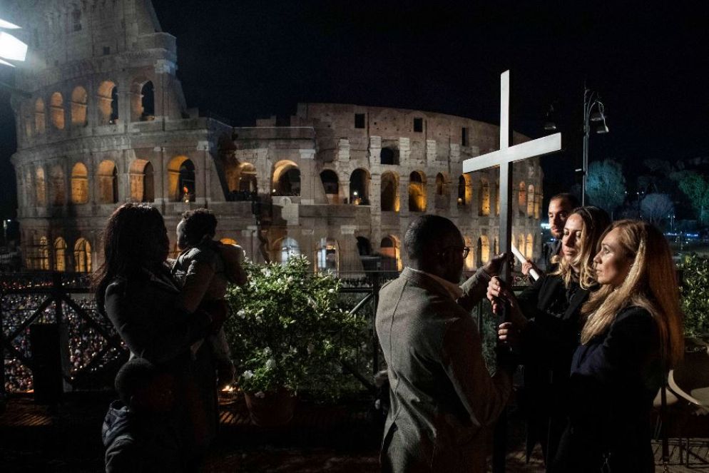 Il rito della Via Crucis al Colosseo - Ansa