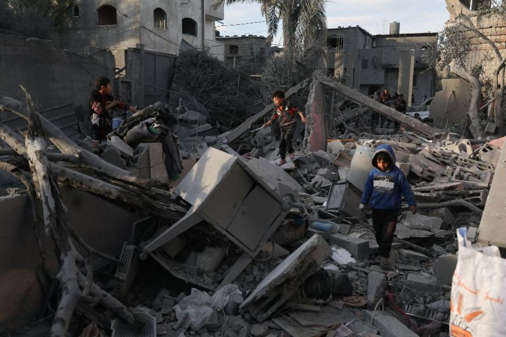 Bambini palestinesi tra le macerie di una casa distrutta dai raid di Israele a Rafah - REUTERS