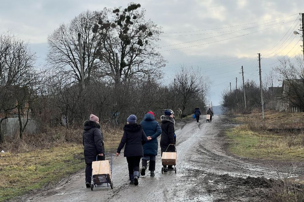 Gli ultimi abitanti del villaggio di Moskovka lungo la linea del fronte a Kupiansk che portano a casa gli aiuti umanitari - Gambassi