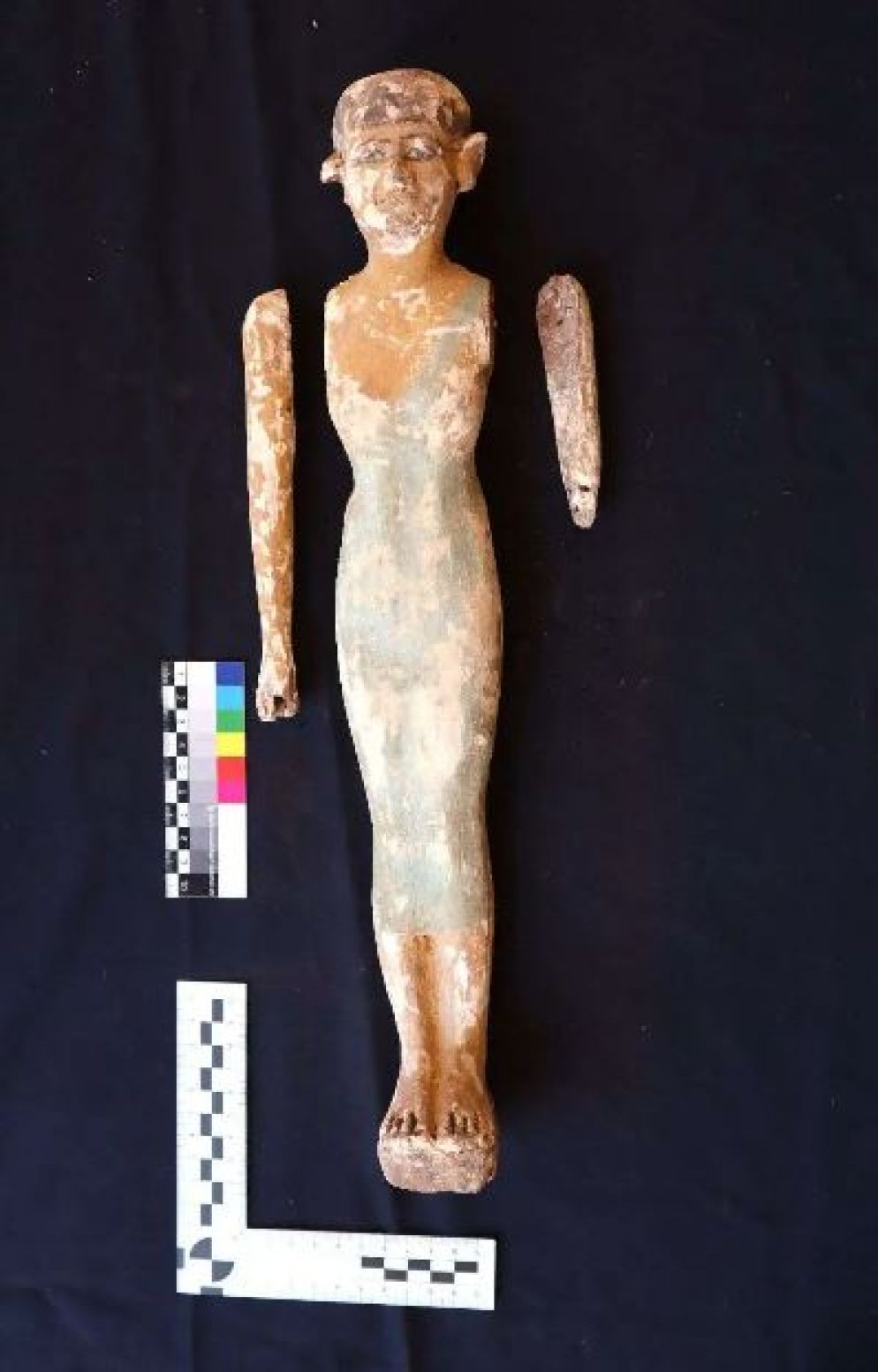 Una delle statuette in legno ritrovate insieme al sarcofago - Ministero del Turismo e delle Antichità egiziano