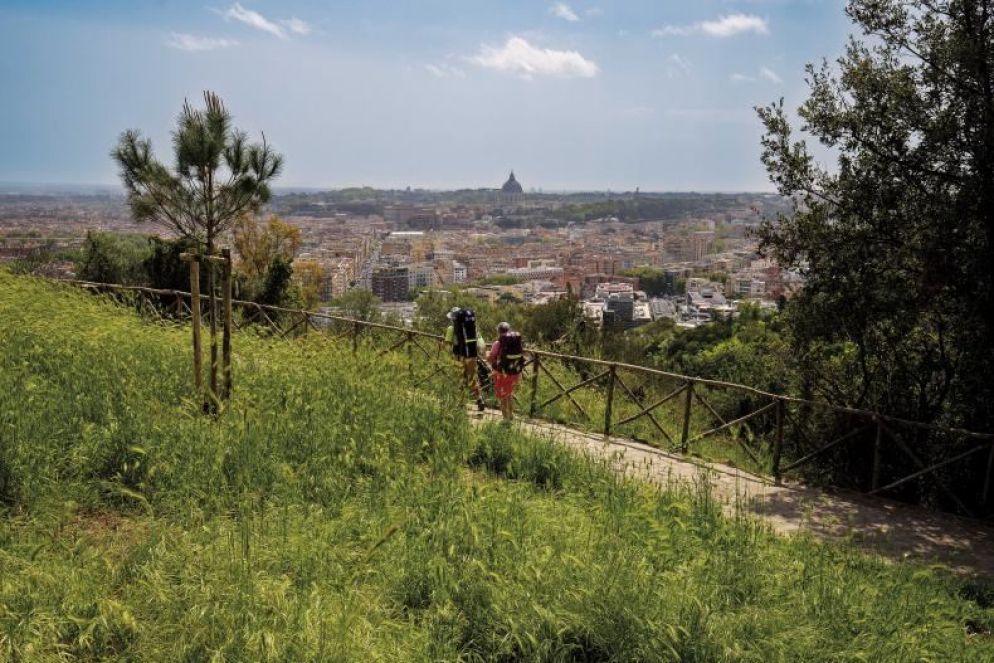 Pellegrini in arrivo a Roma sulla Via Francigena - foto Luca Merisio