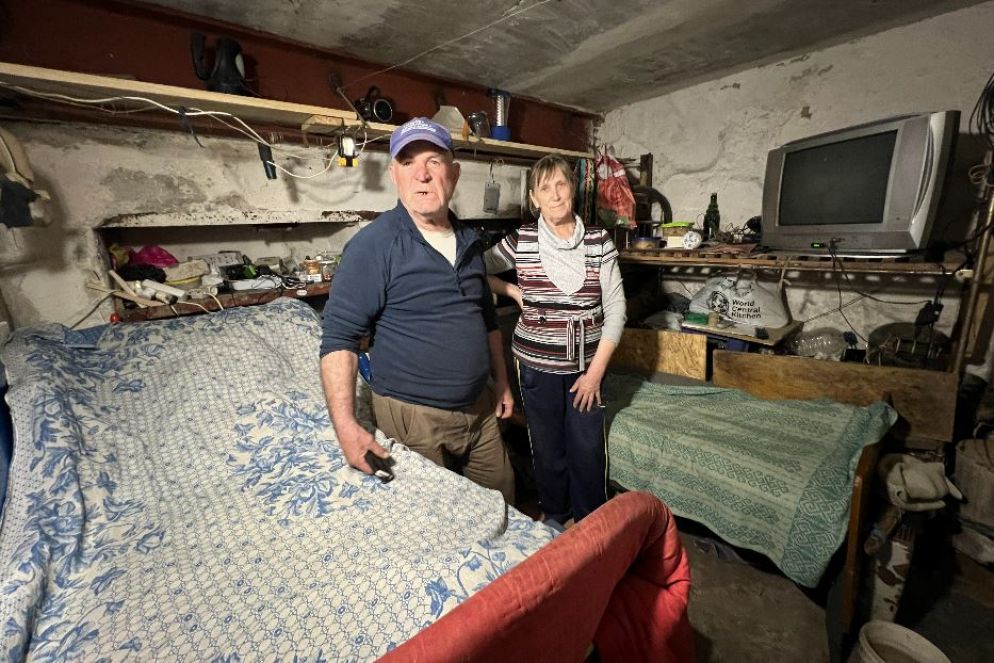 Vladimir Patrolovick e la moglie Olga nel sotterraneo della loro casa bombardata intorno a Orikhiv - Gambassi