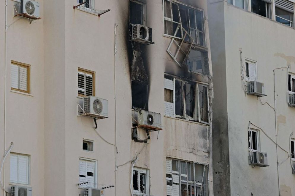 Un edificio colpito da un razzo a Tel Aviv - Ansa