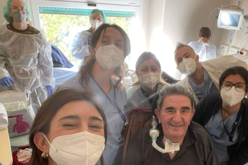 L'équipe infermieristica di NeMo Milano guidata da Pietro Perego (terz'ultimo a destra) con un paziente - Foto AiSla