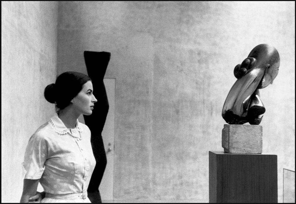 In mostra a Forlì, Musei di San Domenico, "Eve Arnold. L’opera, 1950-1980": Silvana Mangano al Museum of Modern Art, New York, 1956 - © Eve Arnold / Magnum Photos