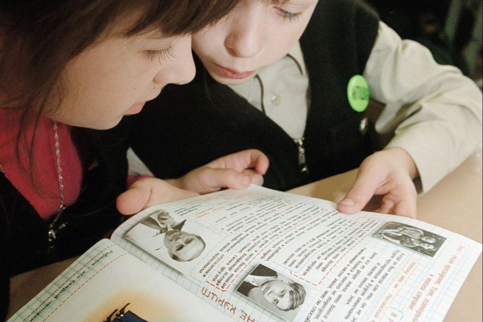 Due bambini russi a scuola - .