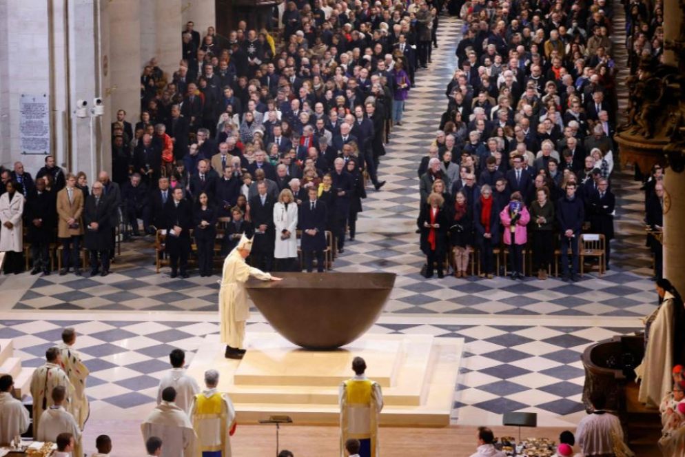 Un momento della consacrazione del nuovo altare nella cattedrale di Notre-Dame - Ansa