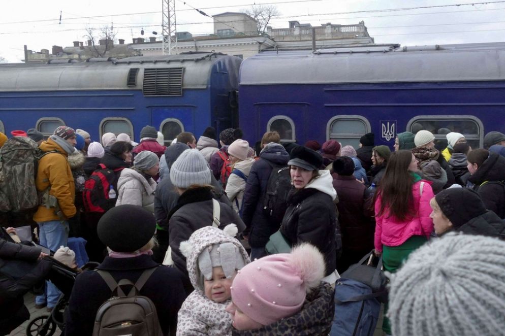La popolazione in fuga da Odessa - Ansa