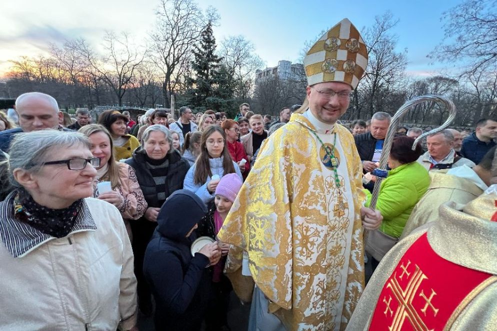 La veglia pasquale a Zaporizhzhia con il nunzio apostolico, l’arcivescovo Visvaldas Kulbokas - Gambassi
