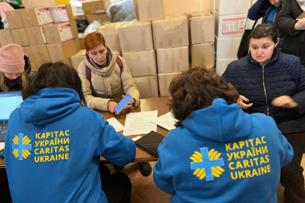I volontari di Caritas Ucraina con i profughi - Caritas Ucraina