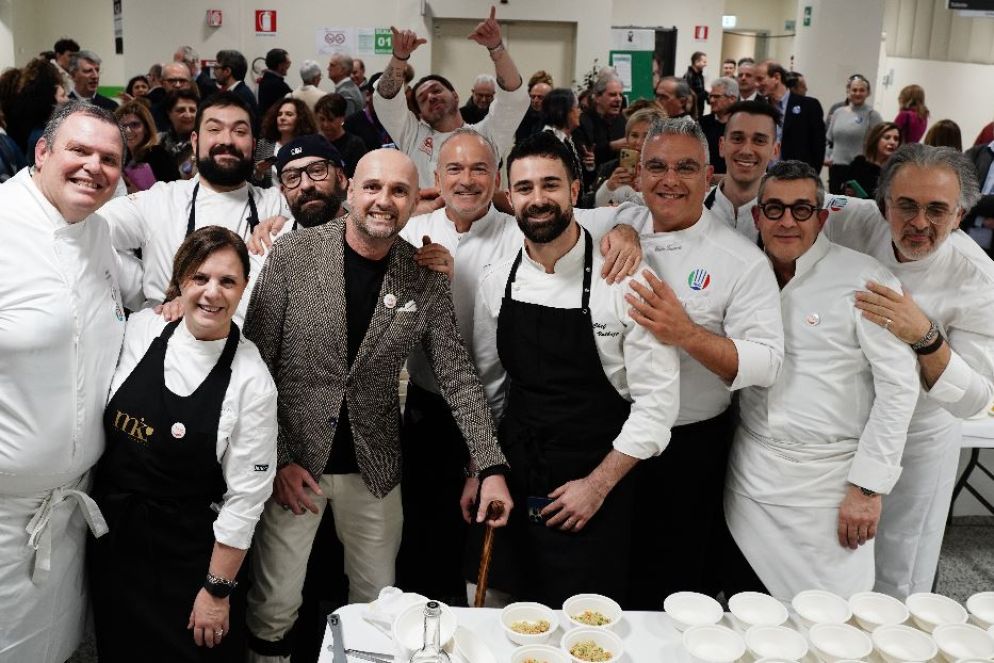 Gli chef di SlaFood, al centro il fondatore Davide Rafanelli - .