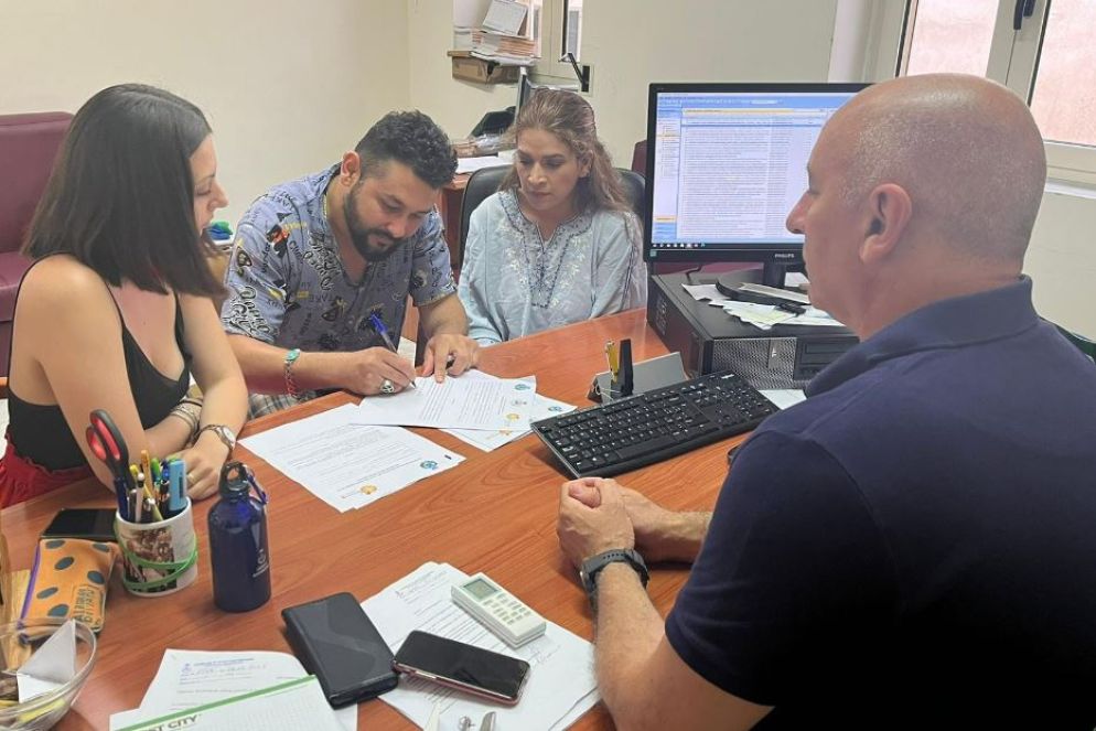Il sindaco di Montegiordano firma il "patto di accoglienza" con una famiglia di migranti - Comune di Montegiordano