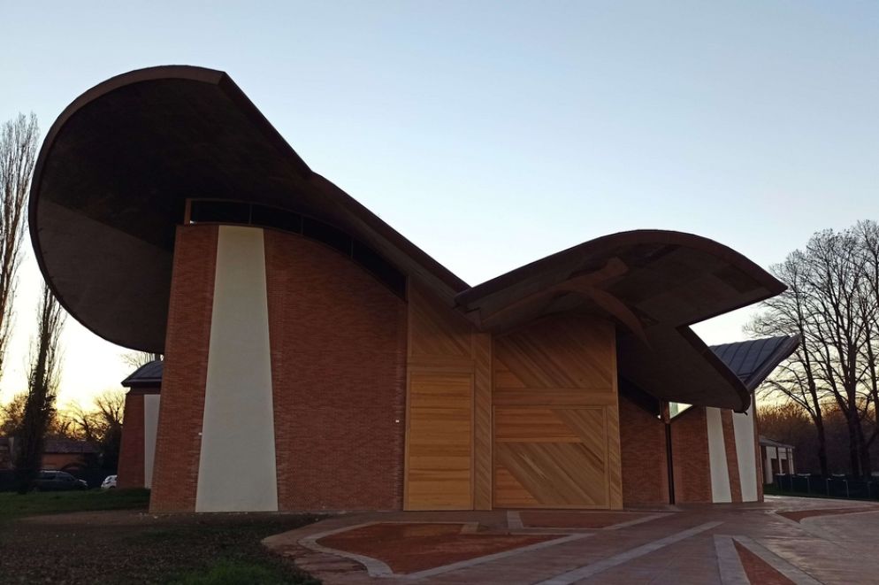 La chiesa di San Giacomo Apostolo a Ferrara, progettata dallo Studio Miralles Tagliabue e consacrata nel 2021 - WikiCommons