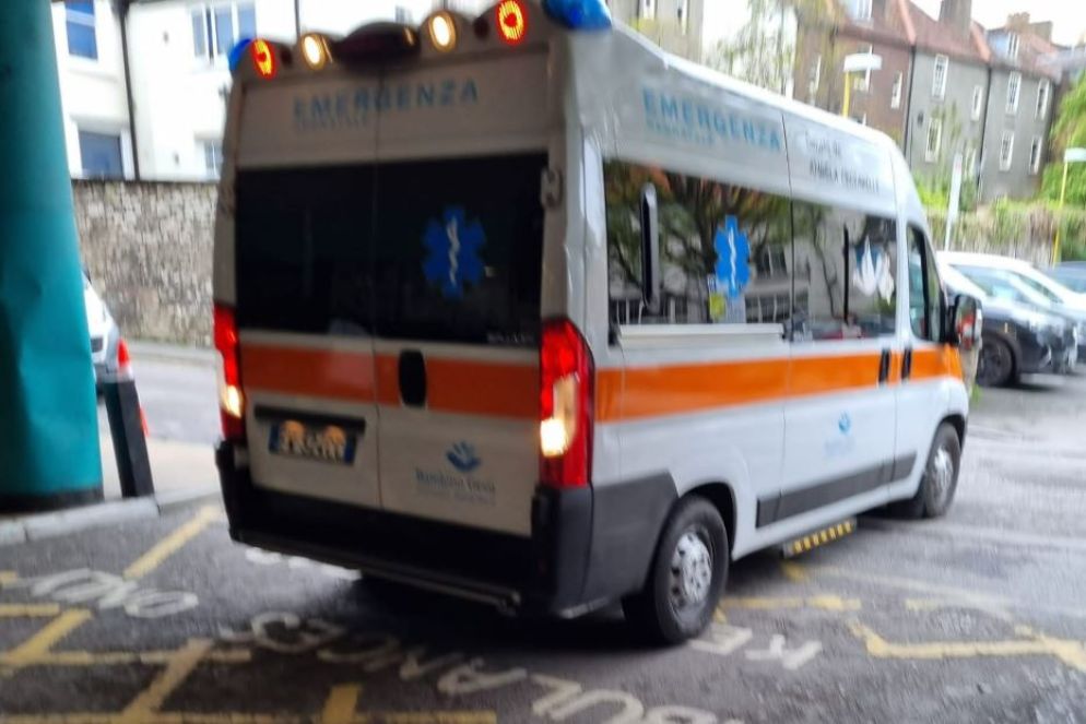 L'ambulanza arrivata con l'aereo militare entra nell'ospedale di Bristol - -