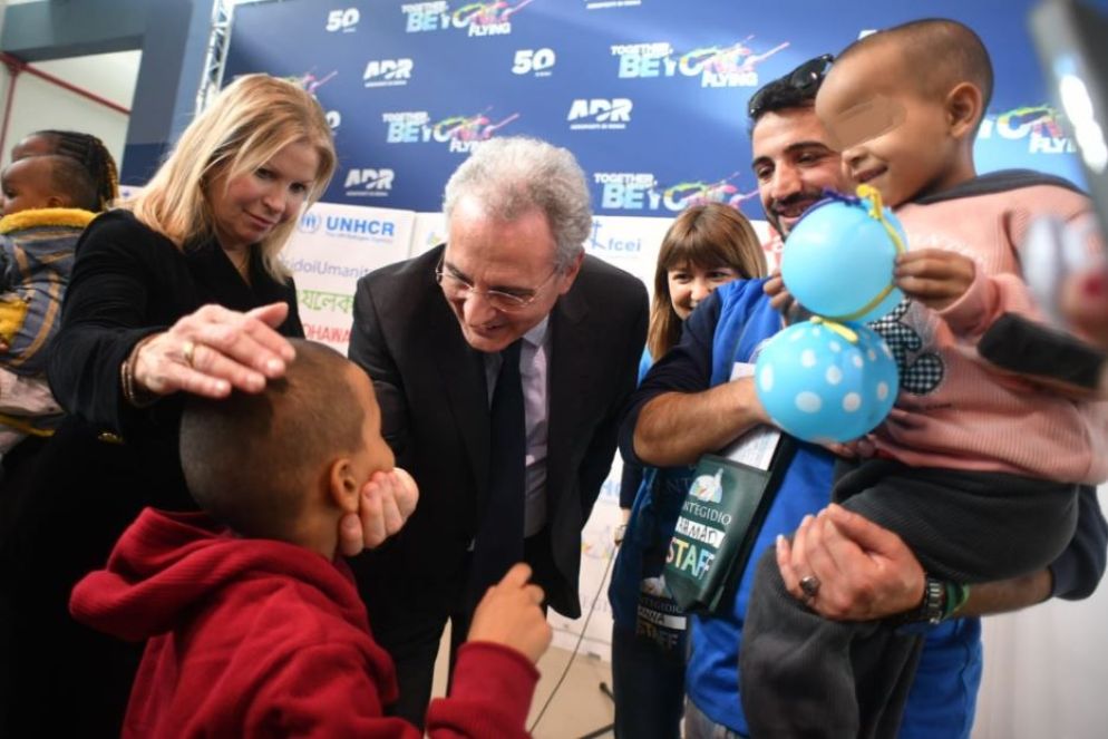 Il presidente di Sant'Egidio Marco Impagliazzo accoglie i profughi - Comunità di Sant'Egidio
