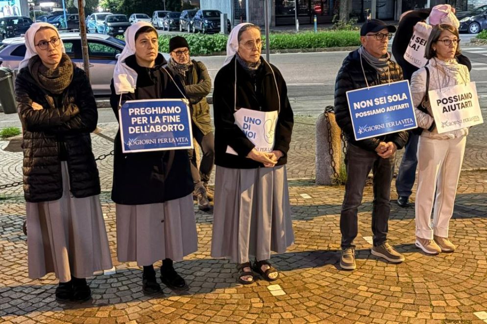 Alcune partecipanti alla veglia che ha concluso i "40 giorni per la vita" a Modena