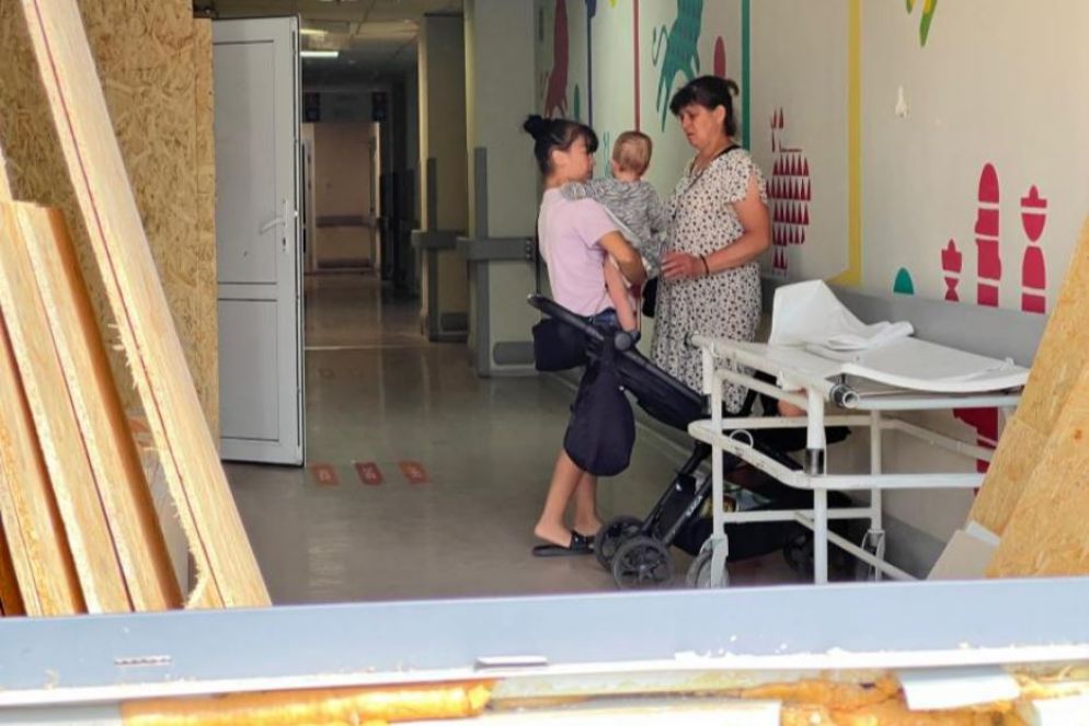 I baby malati sono tornati fra le corsie dell'ospedale pediatrico di Kiev ancora danneggiate dall’esplosione - Gambassi