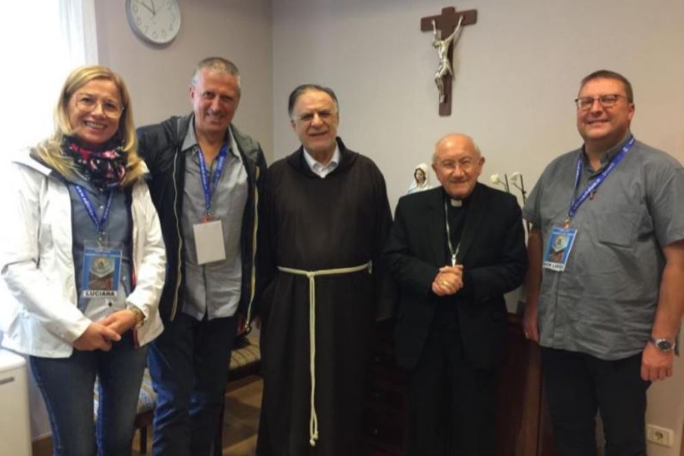 L'arcivescovo Cavalli (secondo da destra) con la delegazione giunta dall'Italia - .