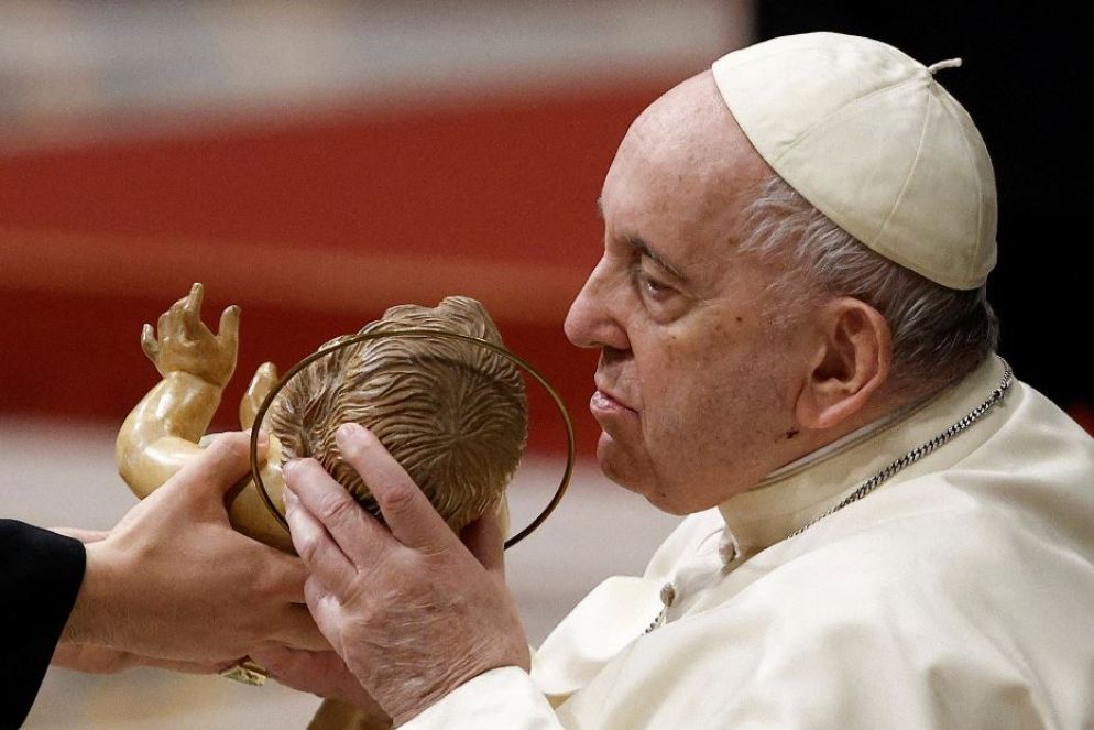 “Per ritrovare il senso del Natale” guardiamo Gesù adagiato nella mangiatoia: il segno “con cui Cristo entra nella scena del mondo”. E che ci dice che a Natale “Dio è vicino, rinasca la fiducia”, Dio è povero, per questo “rinasca la carità” e infine Dio è concreto, e “nel suo nome facciamo rinascere un po’ di speranza in chi l’ha smarrita!”. Prende spunto dalla mangiatoia di Betlemme, Papa Francesco, nell’omelia della Messa della Notte di Natale, per spiegare cosa Dio ci vuole dire in questa Notte santa. - Reuters