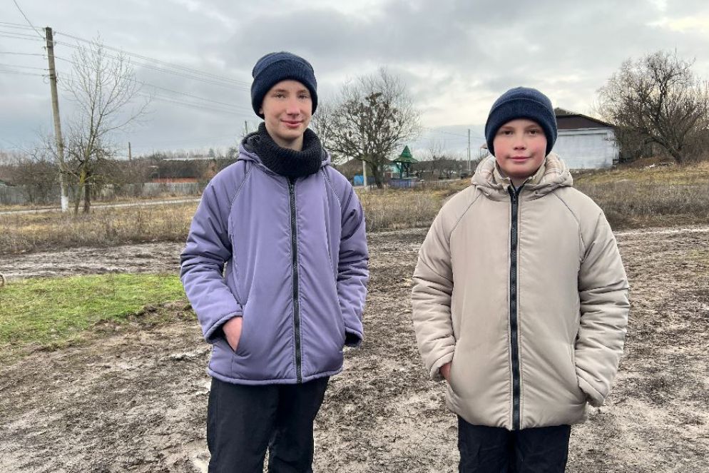 I fratelli Zahar ed Egor Verhoplavetskiy, di 14 e 12 anni, che vivono nel villaggio di Moskovka lungo la linea del fronte a Kupiansk - Gambassi