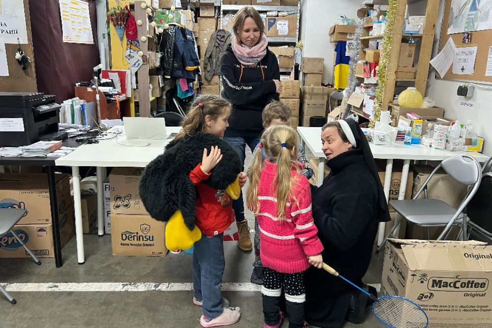 La religiosa basiliana suor Lucia con i bambini e con Irina Makienko, coordinatrice del rifugio nella fabbrica di vodka “Khortytsa” a Zaporizhzhia - Gambassi