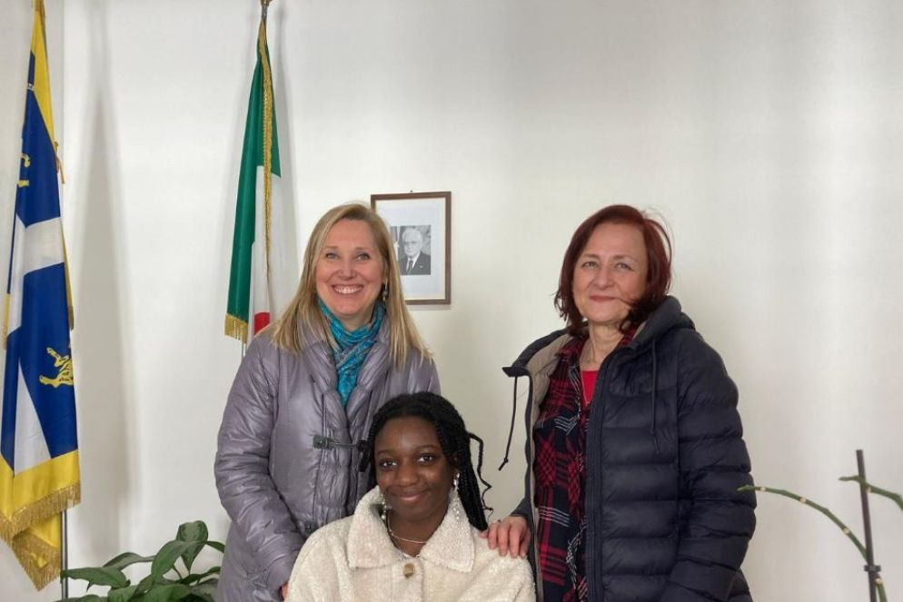 Hope al centro, insieme con la sua prof d'italiano Rachela Baroni (a sinistra) e alla vicepreside dell'istituto Beccari, Pierangela Mela
