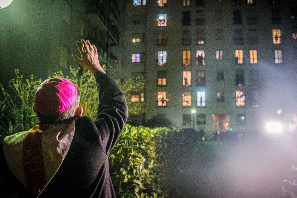 L’arcivescovo di Milano, Delpini, in visita alle case popolari di via Padova, dove ha incontrato gli abitanti e ha portato la benedizione natalizia - Fotogramma