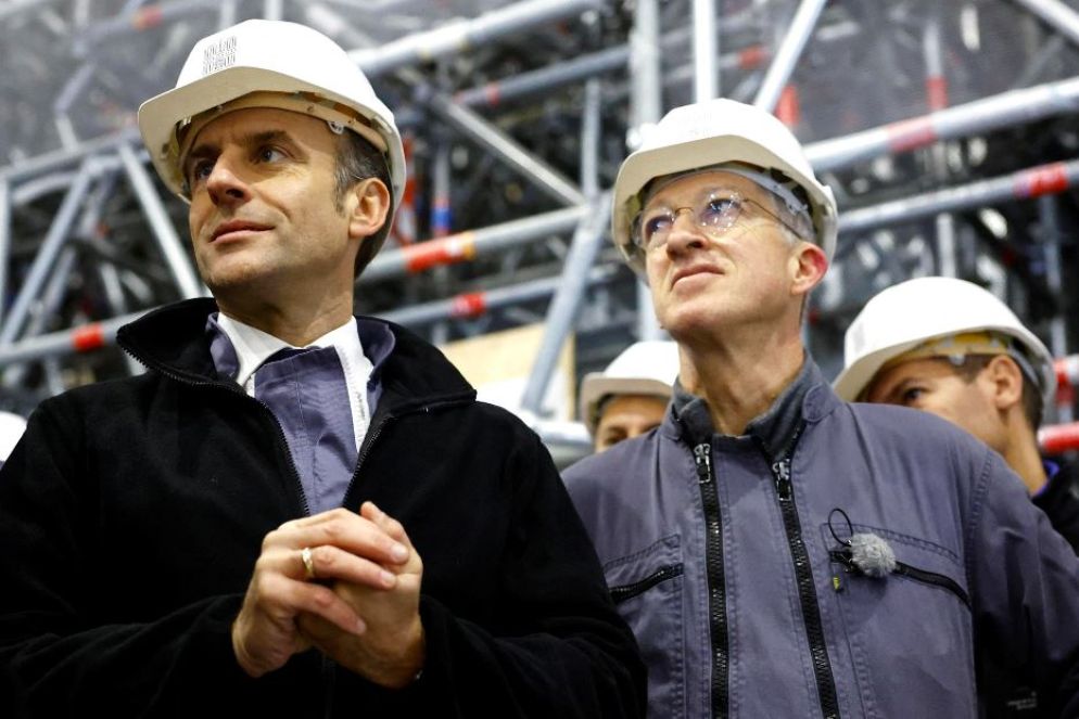 Macron con le maestranze del cantiere - ANSA