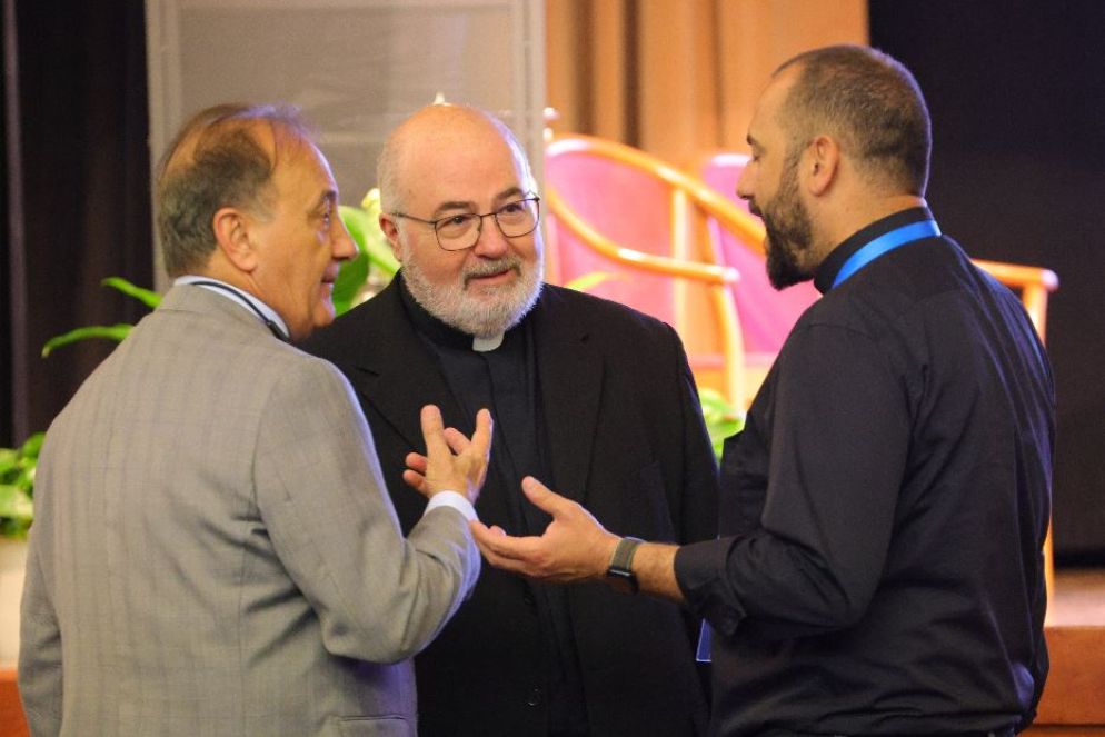 Don Massimo Angelelli (al centro) con due partecipanti al convegno - GF