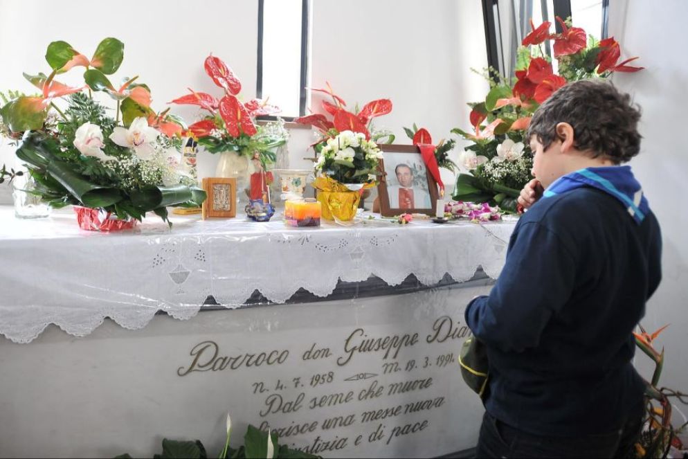 Un piccolo scout davanti alla tomba di don Peppe Diana - Felice De Martino/Ansa