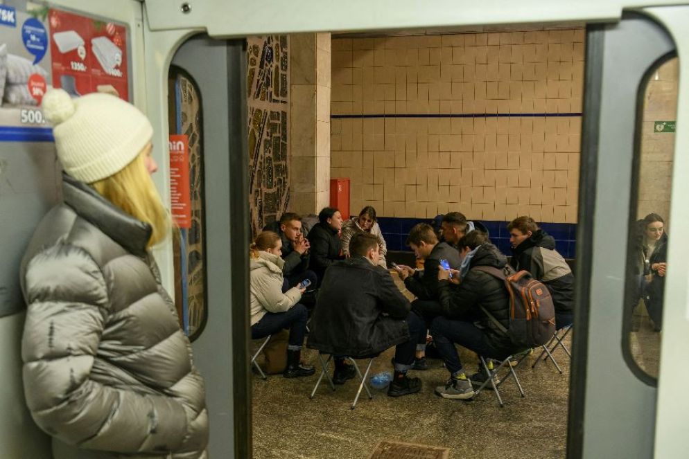 Gli studenti nella metropolitana di Kiev che diventa un rifugio anti-aereo durante gli allarmi missilistici - Reuters