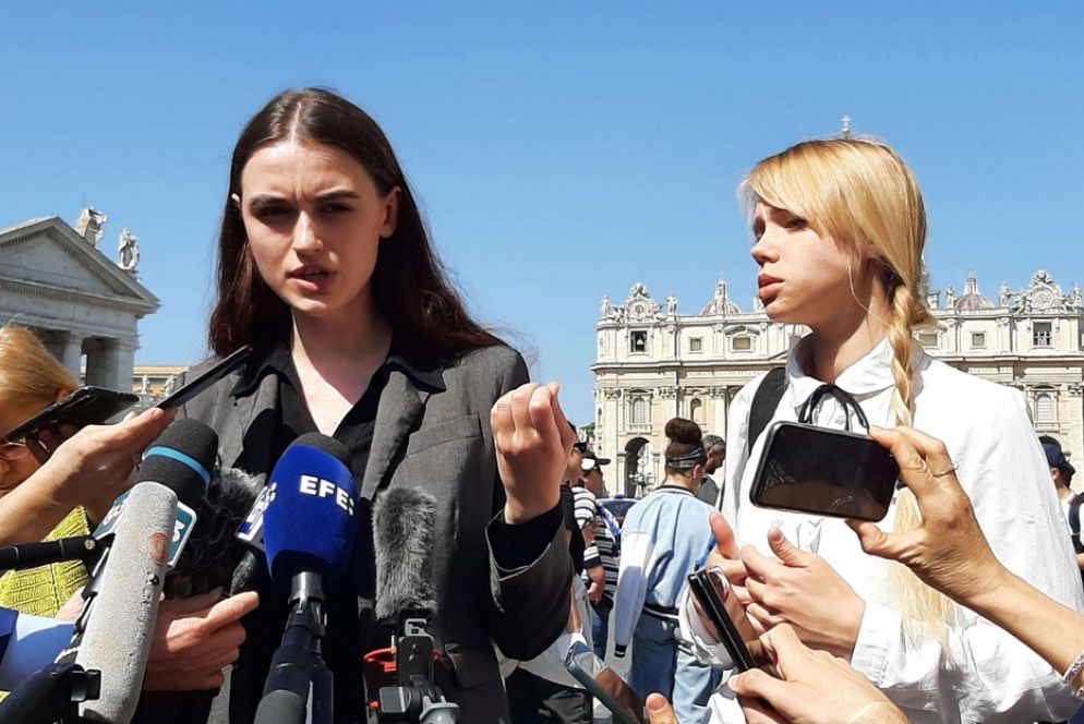 Yulya Fedosiuk (s), moglie del combattente del battaglione Azov Arseniy Fedosiuk e Kateryna Prokopenko (d), moglie del comandante di Azov, Denis Prokopenko oggi hanno incontrato il Papa nell'udienza generale. Roma, 11 maggio 2022 - Ansa