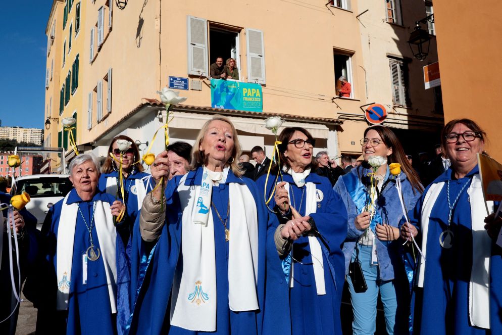 Alcune consorelle di una confraternità di Ajaccio - Reuters