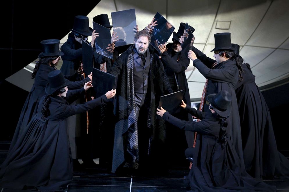 Filippo (Nicola Ulivieri) in una scena di «Bianca e Fernando» - Teatro Carlo Felice di Genova