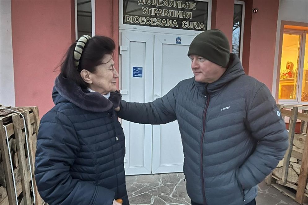 A Zaporizhzhia il vescovo latino Jan Sobilo mentre accoglie la gente in difficoltà - Gambassi