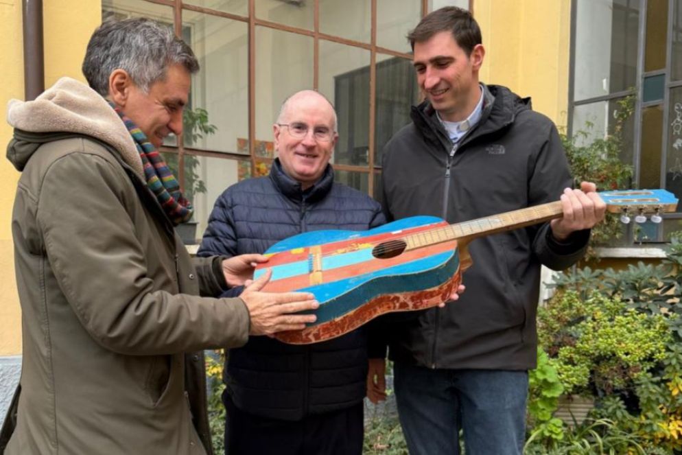 Don Marco Magnani, a destra, e don Luigi Badi: la staffetta mondiale parte dalla parrocchia del Sacro Cuore di Gesù alla Cagnola, Milano - Fondazione Casa dello Spirito e delle Arti